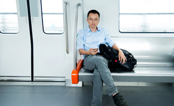 商人在地铁里听音乐图片下载