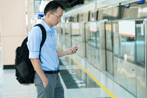 商人在地铁站使用智能手机图片下载