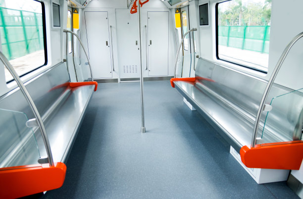 在干净的地铁车厢里图片下载