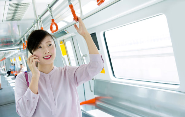 一个女人在地铁里打电话图片下载
