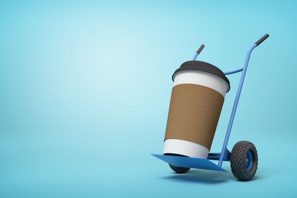 3d特写渲染巨大的纸咖啡杯上的蓝色手推车在浅蓝色的背景。图片下载