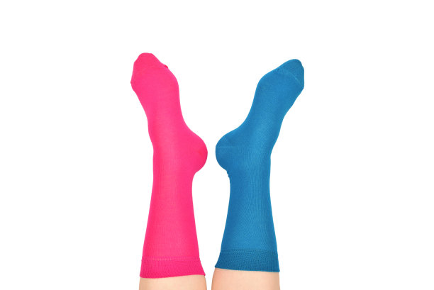 穿蓝紫袜子的女人被孤立在白色的背景上。前视图。图片下载