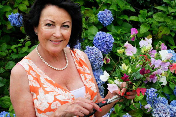 成熟的女人剪豌豆花图片下载