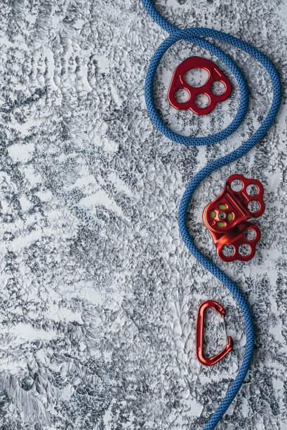 完美的极端休闲。登山设备的孤立照片。部分锁扣放在白灰两色的桌子上图片下载