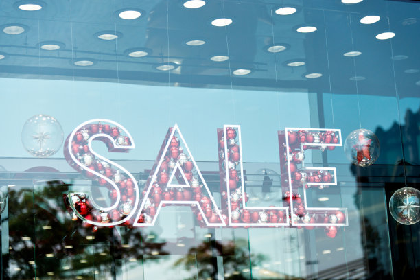 商店里挂着圣诞减价的标志图片下载