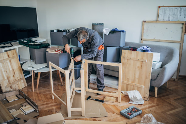 用钻头做家具的人图片下载