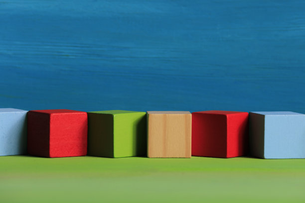 蓝色背景上的木块图片下载