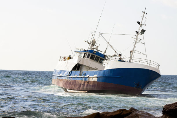 搁浅的渔船在海上，背景与复制空间图片下载