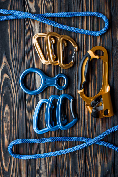 旋转图片。登山设备的孤立照片。部分钩环躺在木桌上图片下载