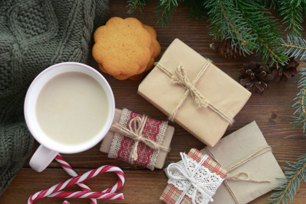 圣诞装饰品及圣诞礼物(木头、牛奶)图片下载