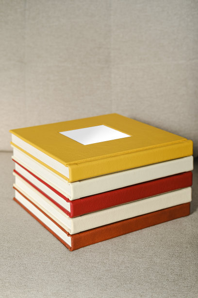 模拟相册堆放在桌子上图片下载