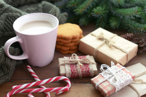 圣诞装饰品及圣诞礼物(木头、牛奶)图片下载