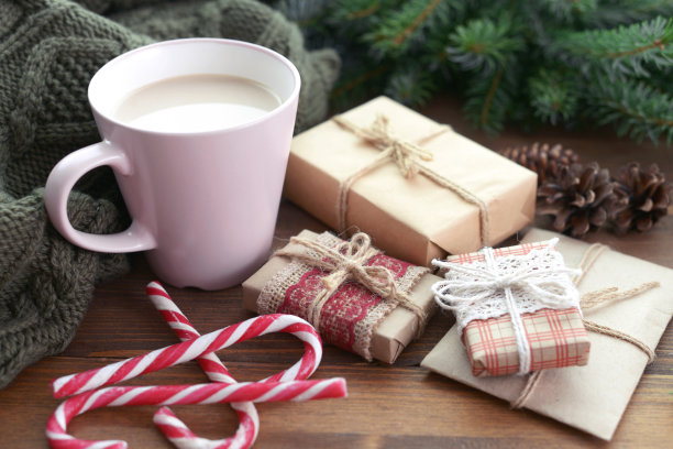 圣诞装饰品及圣诞礼物(木头、牛奶)图片下载