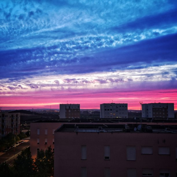 城市的暮色令人难以置信的天空从家里图片下载