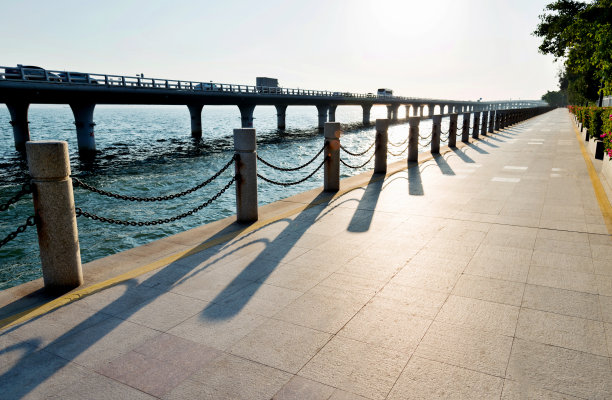 海边的自行车道和高架桥图片下载