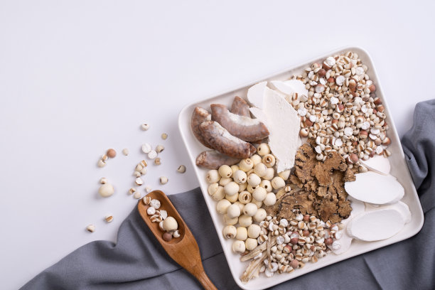 四补四味汤的配料。台湾传统食物，以约伯的眼泪，香草，猪肉肠为背景图片下载