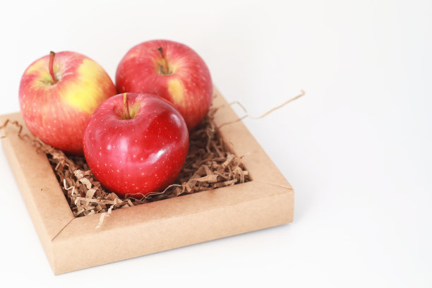 白色的桌子上放着新鲜多汁的苹果图片下载