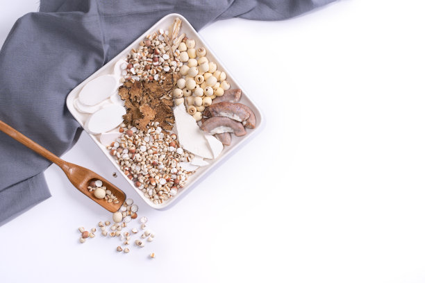 四补四味汤的配料。台湾传统食物，以约伯的眼泪，香草，猪肉肠为背景图片下载