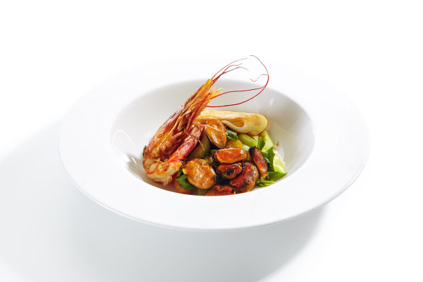 精致的服务热沙拉与海鲜和鳄梨图片下载