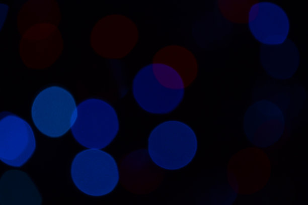 散景。圣诞灯。节日的背景。花环。闪闪发光。散焦蓝宝石。节日。新年的背景。眨眼。狂欢节。散景复古风格照片。图片下载