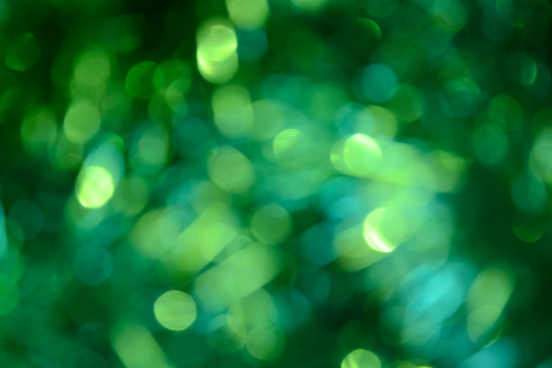 散景。节日的背景。圣诞灯。闪闪发光。散焦蓝宝石。新年的背景。节日的壁纸。眨眼。狂欢节。金属丝。散景复古风格照片。绿色的。图片下载