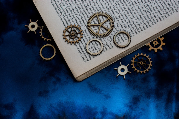 一本书上的木齿轮。行业信息概念。图片下载