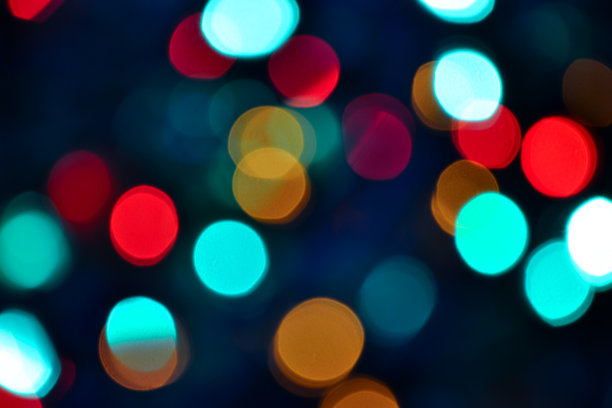 散景。圣诞灯。节日的背景。花环。闪闪发光。散焦蓝宝石。节日。新年的背景。眨眼。狂欢节。散景复古风格照片。多色。丰富多彩。图片下载