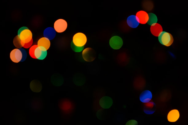 散景。圣诞树灯。节日的背景。花环。闪闪发光。圣诞夜。散焦蓝宝石。新年的背景。眨眼。狂欢节。散景复古风格照片。图片下载