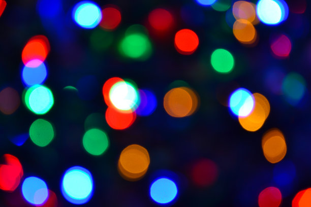 散景。圣诞灯。节日的背景。花环。闪闪发光。散焦蓝宝石。节日。新年的背景。眨眼。狂欢节。散景复古风格照片。多色。丰富多彩。图片下载