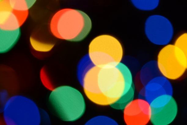 散景。圣诞灯。节日的背景。花环。闪闪发光。散焦蓝宝石。节日。新年的背景。眨眼。狂欢节。散景复古风格照片。多色。丰富多彩。图片下载