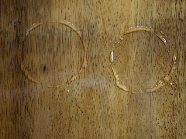 2在木纹上描摹杯子中的水，抽象的背景，符号概念，近距离微距拍摄图片下载