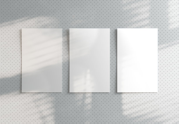 三个宝丽来模型与现代时尚的模式背景上的阴影。3 d渲染。图片下载