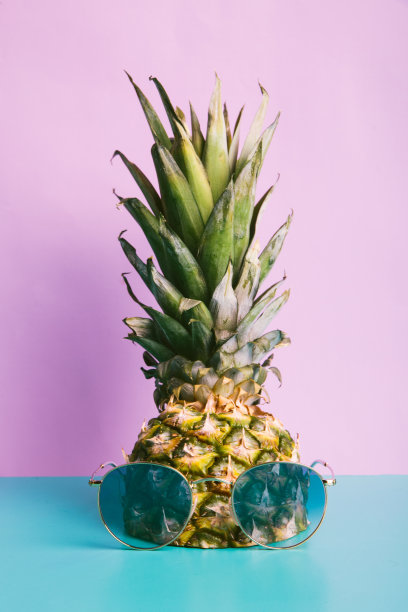 凤梨配太阳镜，粉蓝色背景图片下载