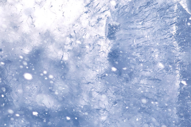 冬天冰的质地。冬天街道上的一片片结冰的水。冬天和户外冰冻水的质地和质地。图片下载