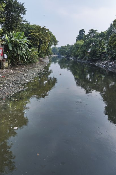 加尔各答卡利加特附近的恒河小支流阿迪甘加/托利运河图片下载