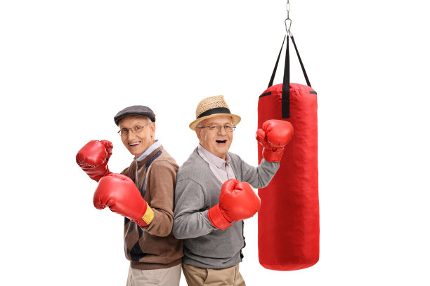 两个戴着拳击手套，身后背着沙袋的老家伙图片下载