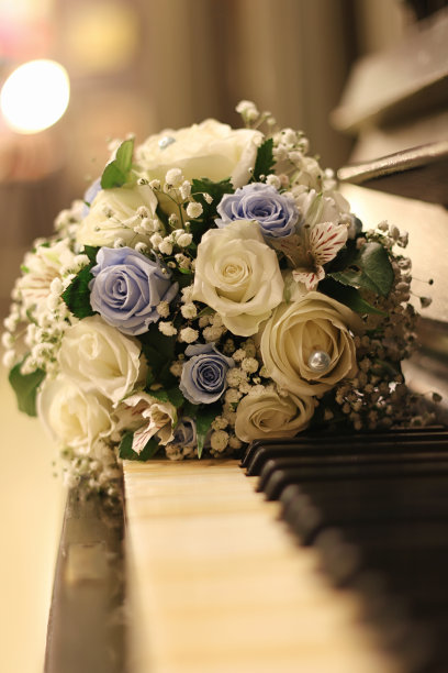 婚礼配件。新娘花束和香槟酒杯。图片下载