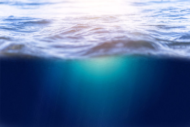 有水下背景的海水。带有文本或设计的复制空间。图片下载