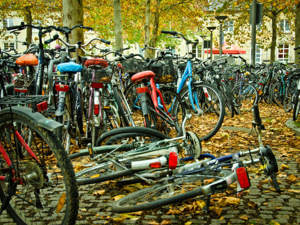 在德国Göttingen的主站，到处都停放着许多自行车图片下载