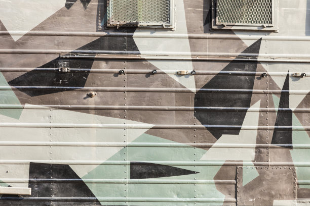 伪装军用图案的钢金属墙图片下载