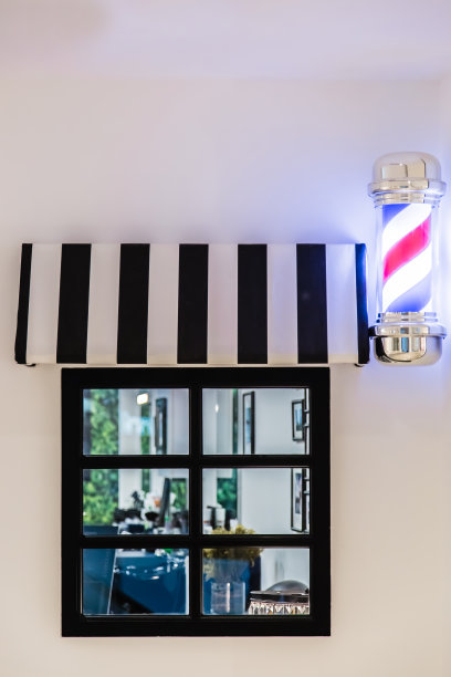 白色幕墙上的小理发店窗口图片下载