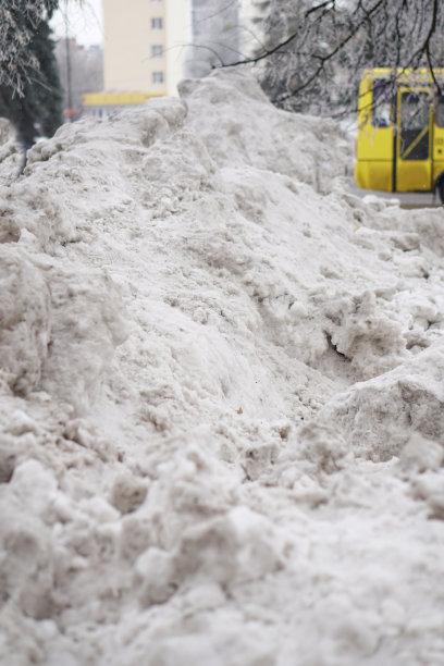 这个城市下了一场不正常的大雪。街道清洁和雪堆。积雪和公共服务的崩溃。演示用库存照片图片下载