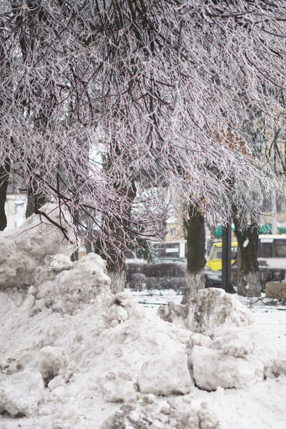 这个城市下了一场不正常的大雪。街道清洁和雪堆。积雪和公共服务的崩溃。演示用库存照片图片下载