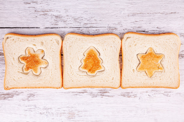切成冷杉和雪花形状的烤面包片图片下载