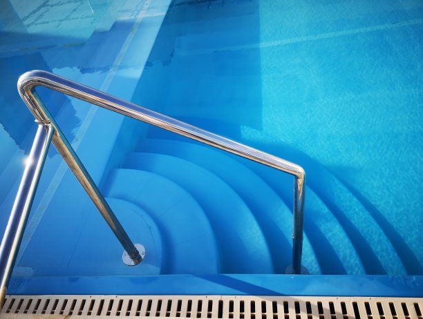 酒店里的空泳池图片下载