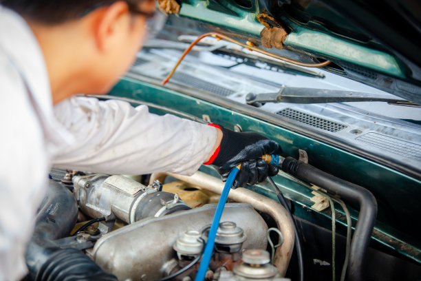 汽车空调系统在车库，汽车空调检查服务，泄漏检测，充制冷剂图片下载