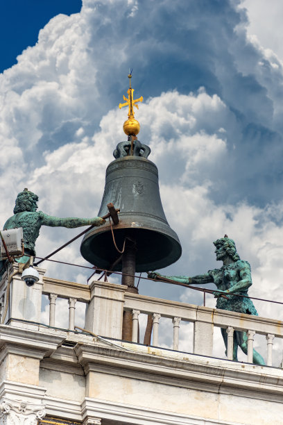 圣马可广场上的钟和钟楼，上面有被称为Mori di Venezia的雕像图片下载