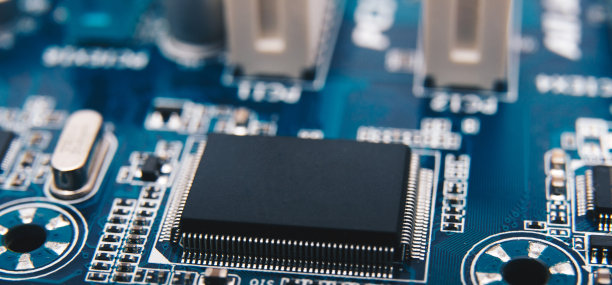 电子芯片。近距离的照片蓝色的PC电路板。图片下载