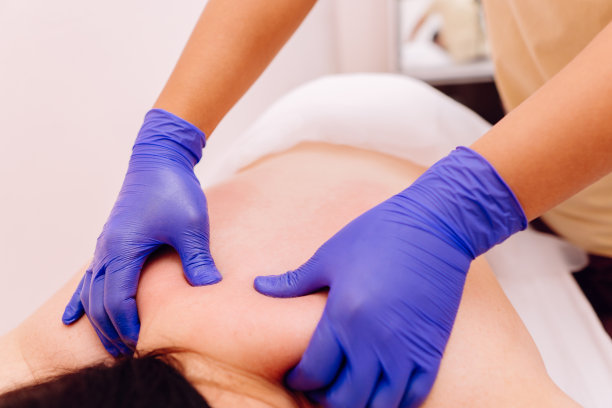 妇女在中国传统按摩-刮痧图片下载