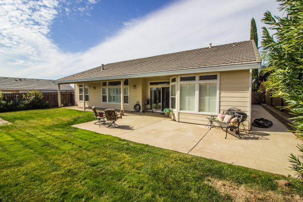 后方的牧场风格的家图片下载